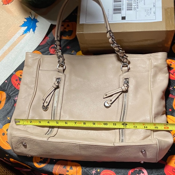 B. Makowsky Elegant pale pink leather Tote Bag - Picture 13 of 16